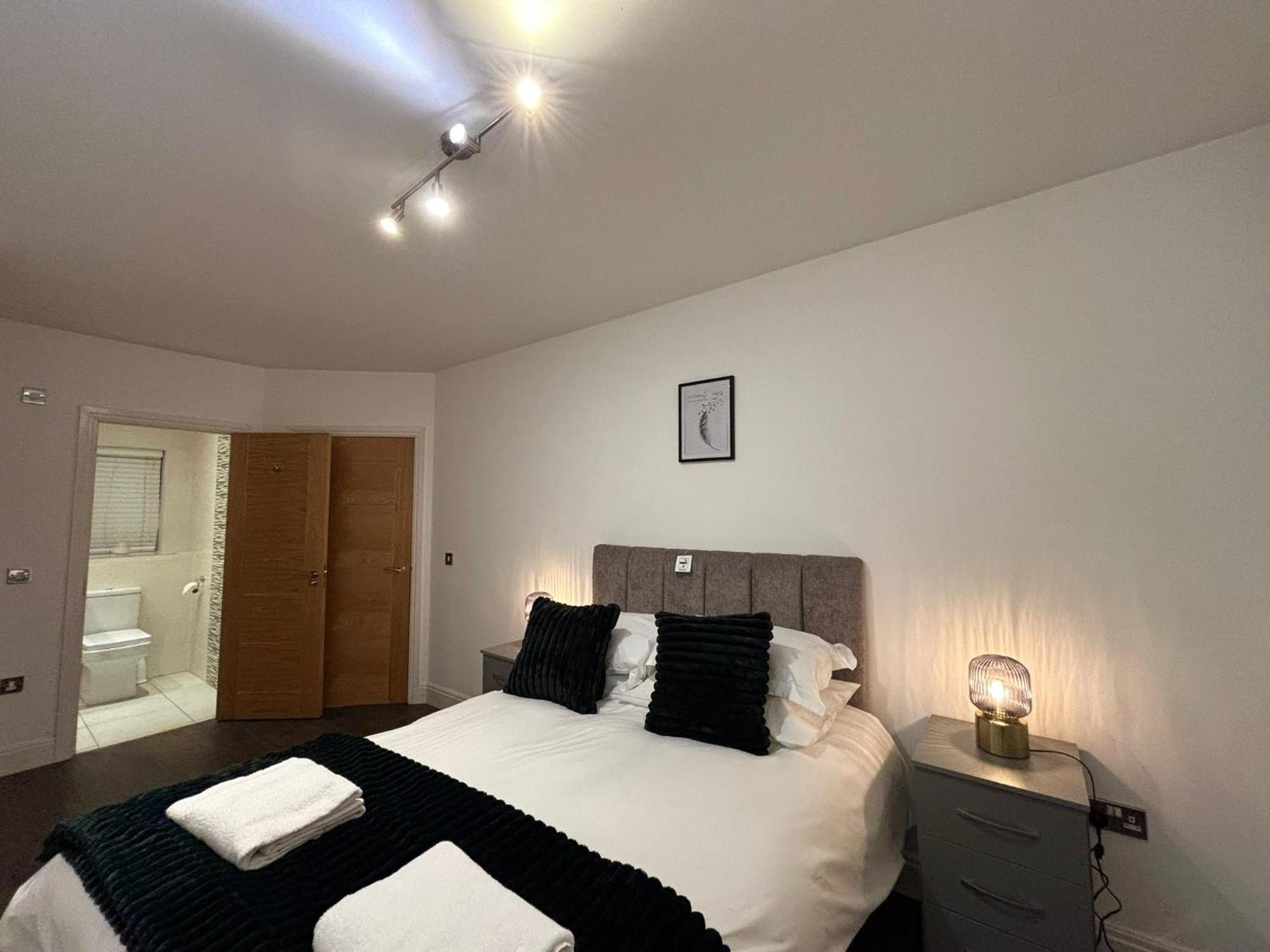 24-7 Secured City Centre Apartments With Free Underground Parking And Wifi Birmingham Kültér fotó